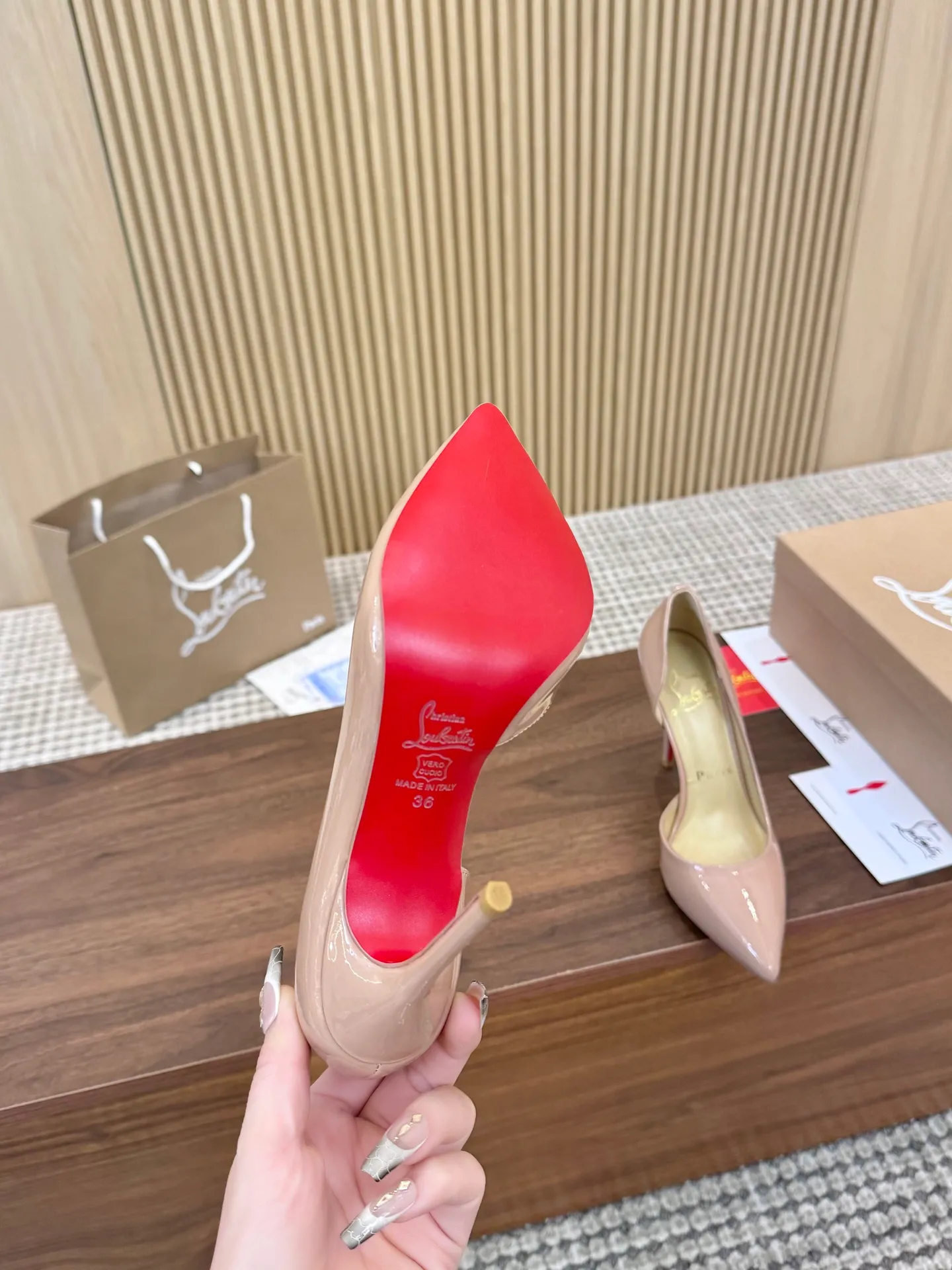 💕💕Factory direct selling price p440💕💕 Genuine leather sole +40 shipped all year round💝Christian Louboutin CL👠 "Imported cow patent leather💎Side hollow series" noble and luxurious, real blingbling👟👟 real materials, all customized by the pattern maker, and the materials are made of original customized materials to achieve the taste of the original 5 color options💍 Upper: Imported 👉cow patent leather💪 Lining: Sheepskin foot pad/lining Size: 34-40.41.42 Heel height: two options: 10.5cm and 8.5cm